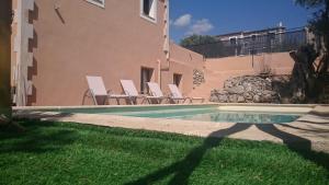una piscina frente a una casa en Son Vent, en Valldemossa
