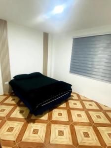 een kamer met een zwart kussen op de vloer bij Horizon House Piso 2 - Departamento in Puerto Baquerizo Moreno