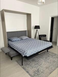 1 dormitorio con 1 cama con dosel y 1 silla en La Maison du Bonheur, en Honfleur