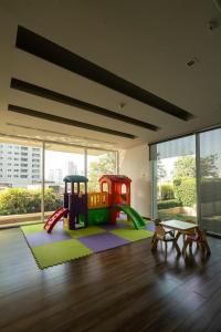 ein Wohnzimmer mit einem Spielzimmer und einem Spielplatz in der Unterkunft Luxury Condo with Swimming Pool, Fast Wifi, 711, Big Room, Jacuzzi in Bangkok