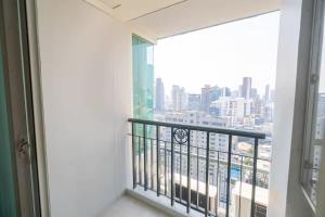 ein Balkon mit Blick auf die Stadt in der Unterkunft Luxury Condo with Swimming Pool, Fast Wifi, 711, Big Room, Jacuzzi in Bangkok