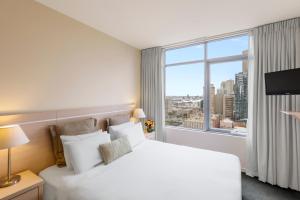 Oaks Melbourne on Lonsdale Suites客房内的一张或多张床位