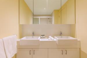Oaks Melbourne on Lonsdale Suites的一间浴室