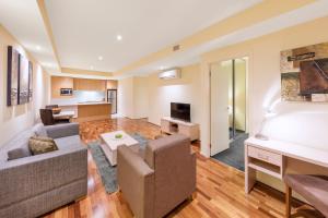 Oaks Melbourne on Lonsdale Suites的电视和/或娱乐中心