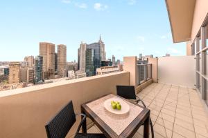 Oaks Melbourne on Lonsdale Suites的阳台或露台