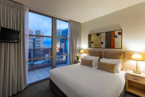 Oaks Melbourne on Lonsdale Suites客房内的一张或多张床位