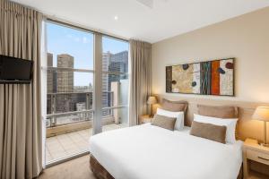 Oaks Melbourne on Lonsdale Suites客房内的一张或多张床位