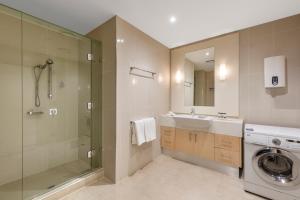 Oaks Melbourne on Lonsdale Suites的一间浴室