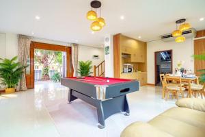 Meja biliard di Cozy beachside pool villa +34 gambar