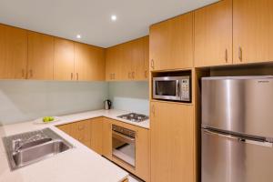 Oaks Melbourne on Lonsdale Suites的厨房或小厨房