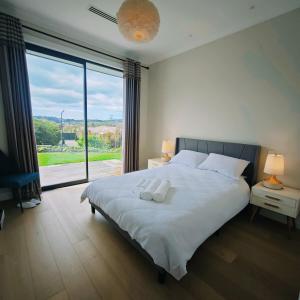 En eller flere senge i et værelse på Tranquil Family Retreat