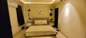 Postel nebo postele na pokoji v ubytování Two Bedroom Designer Apartment