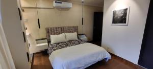 Postel nebo postele na pokoji v ubytování Two Bedroom Designer Apartment