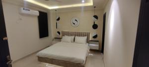 Postel nebo postele na pokoji v ubytování Two Bedroom Designer Apartment + 4 fotografie