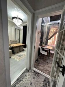 een gang met een deur die naar een woonkamer leidt bij Luxanda Plaza in Samarkand