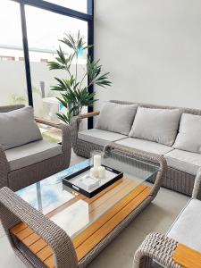 un salon avec deux canapés et une table basse dans l'établissement NEW Coral Bay 2Bdrm Apartment - Wailoaloa, Palm Beach Estate, à Nadi