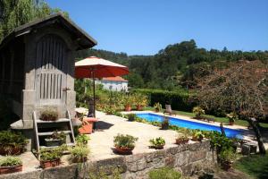Utsikt över poolen vid Casa do Outeirinho- Turismo Rural eller i närheten