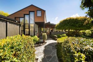 a house with a garden and a walkway at Arrowtown Luxury Escape Hot Tub Central Heating in Arrowtown