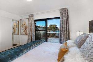 Voodi või voodid majutusasutuse TAHUNA LAKEFRONT LUXURY, Central Location toas