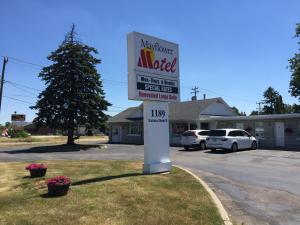 una señal para un motel mormón en un estacionamiento en Mayflower Motel, en Kitchener