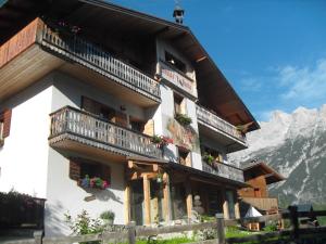 Afbeelding uit fotogalerij van Garni Meublè La Baita in Val di Zoldo