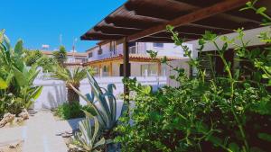 ein Haus mit vielen Pflanzen davor in der Unterkunft STAY Sea Gem Apartment in Meneou