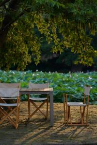 two chairs and a table and a table and two chairs at Huangshan Chenkan Su House Hotel in Chengkan