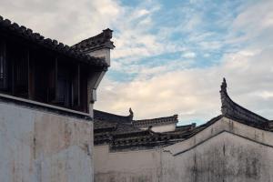 a view of the roof of a building at Huangshan Chenkan Su House Hotel in Chengkan