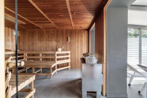 Habitación con paredes de madera y techo de madera. en FeWo Haubentaucher, en Sassnitz