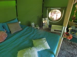 フンシャルにあるLa tente de Ker Briacのベッドルーム(青いベッド、鏡付)
