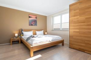 Krevet ili kreveti u jedinici u okviru objekta Sassnitz - Balkon mit Meerblick, Sauna, Kamin - FeWo Südwarts