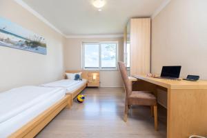 Krevet ili kreveti u jedinici u okviru objekta Sassnitz - Balkon mit Meerblick, Sauna, Kamin - FeWo Südwarts +14 fotografija