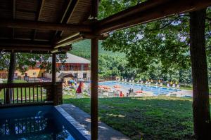 Bazén v ubytování Szent Orbán Erdei Wellness Hotel és Residence nebo v jeho okolí