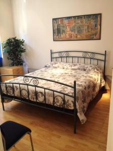 A bed or beds in a room at Juliet Room