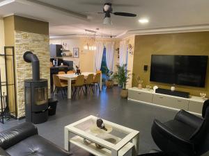 Μια τηλεόραση ή/και κέντρο ψυχαγωγίας στο Familienhaus mit Garten, Terrasse & Grill