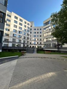 スチャヴァにあるAltheda Living West Side 14-B1の大きな建物2棟の中庭