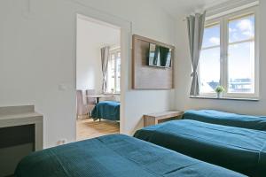 um quarto de hotel com duas camas e uma janela em Hotel Kringelstaden em Södertälje