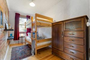 Postel nebo postele na pokoji v ubytování Orchard Cottage - A Leafy Peaceful Retreat with Spa