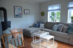 ein Wohnzimmer mit Sofa und Tisch in der Unterkunft Hardesweg 63 Nr 3 in Boldixum