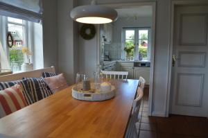 eine Küche und ein Esszimmer mit einem Holztisch in der Unterkunft Hardesweg 63 Nr 3 in Boldixum