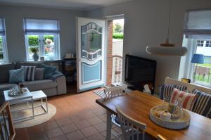 ein Wohnzimmer mit Sofa und Tisch in der Unterkunft Hardesweg 63 Nr 3 in Boldixum
