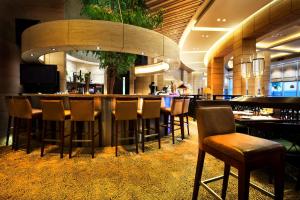A restaurant or other place to eat at Harbour Plaza Metropolis