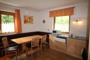 A kitchen or kitchenette at Haus Peter Schiestl