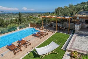 Vista de la piscina de Villa Clairy o d'una piscina que hi ha a prop