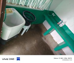 une salle de bain avec toilettes et baignoire dans l'établissement Marilou Guesthouse, à Île Bantayan 11 autres photos