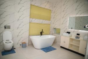 Ένα μπάνιο στο O2 Luxury Apartment, OPIC Estate Isheri