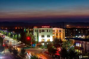 木伦50100 Hotel的夜间有建筑和街灯的城市