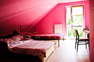 Un pat sau paturi într-o cameră la dom Bartków kielce