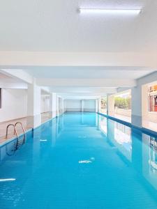 Bazén v ubytování modern living two bedroom apartment with swimming pool fully equipped gym ample parking space and children playing ground and breathtaking scenic views nebo v jeho okolí
