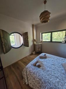Un dormitorio con una cama y una ventana grande. en Joli Cocon Alsacien, en Ittlenheim